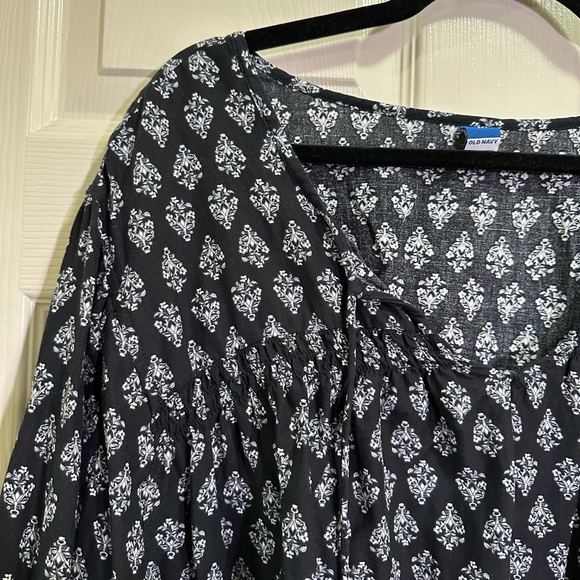 Old Navy long sleeve split neck blouse black and white print  size 3X - Picture 2 of 5